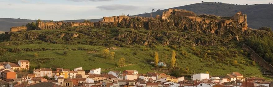Cañete al pie de su castillo sobre la roca